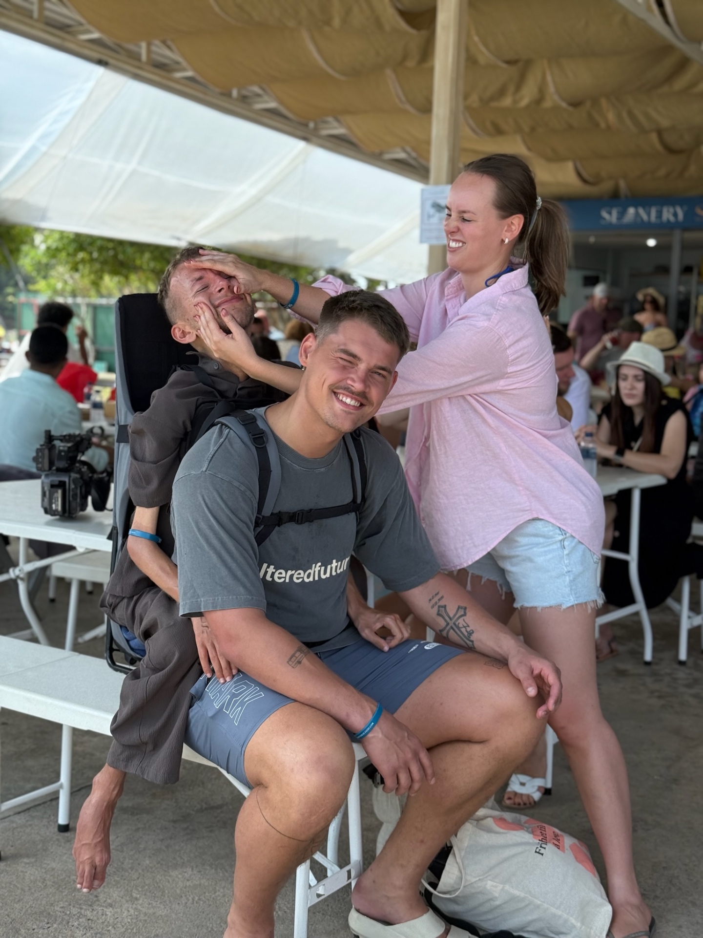 Daniel og assistenter på reise i Thailand