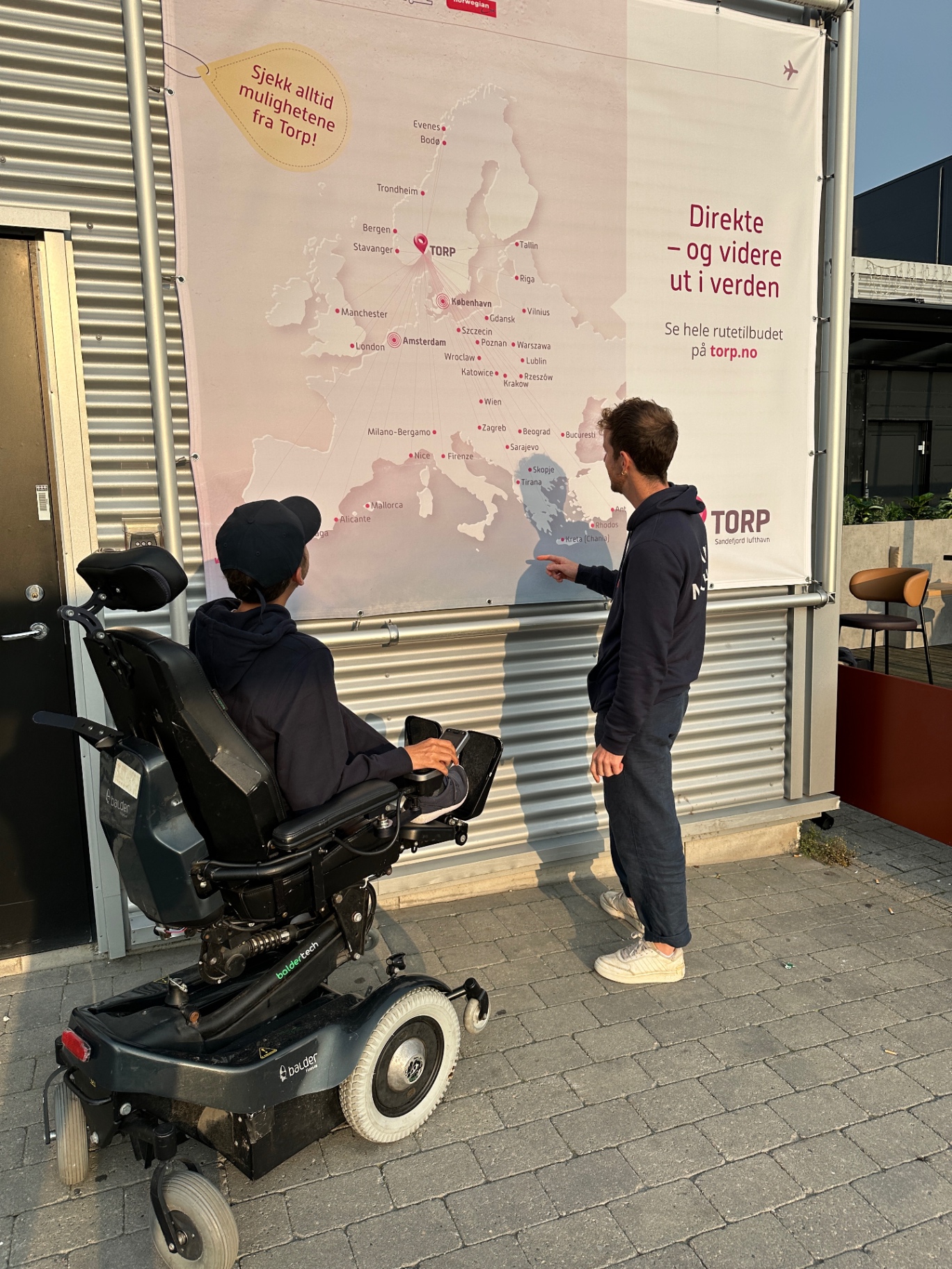 Daniel ved rutekart på Torp lufthavn