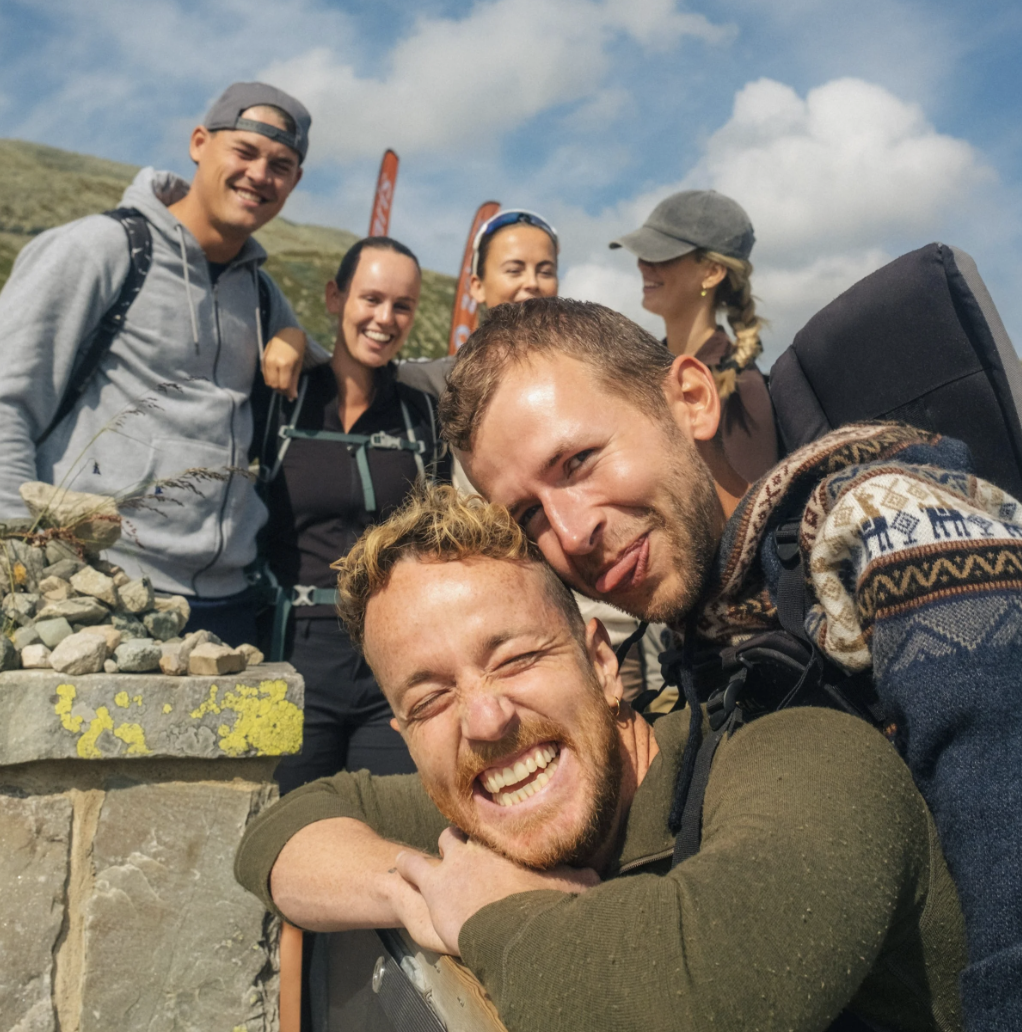 Team Maudal på fjelltur — selfie i sola med fjell i bakgrunnen